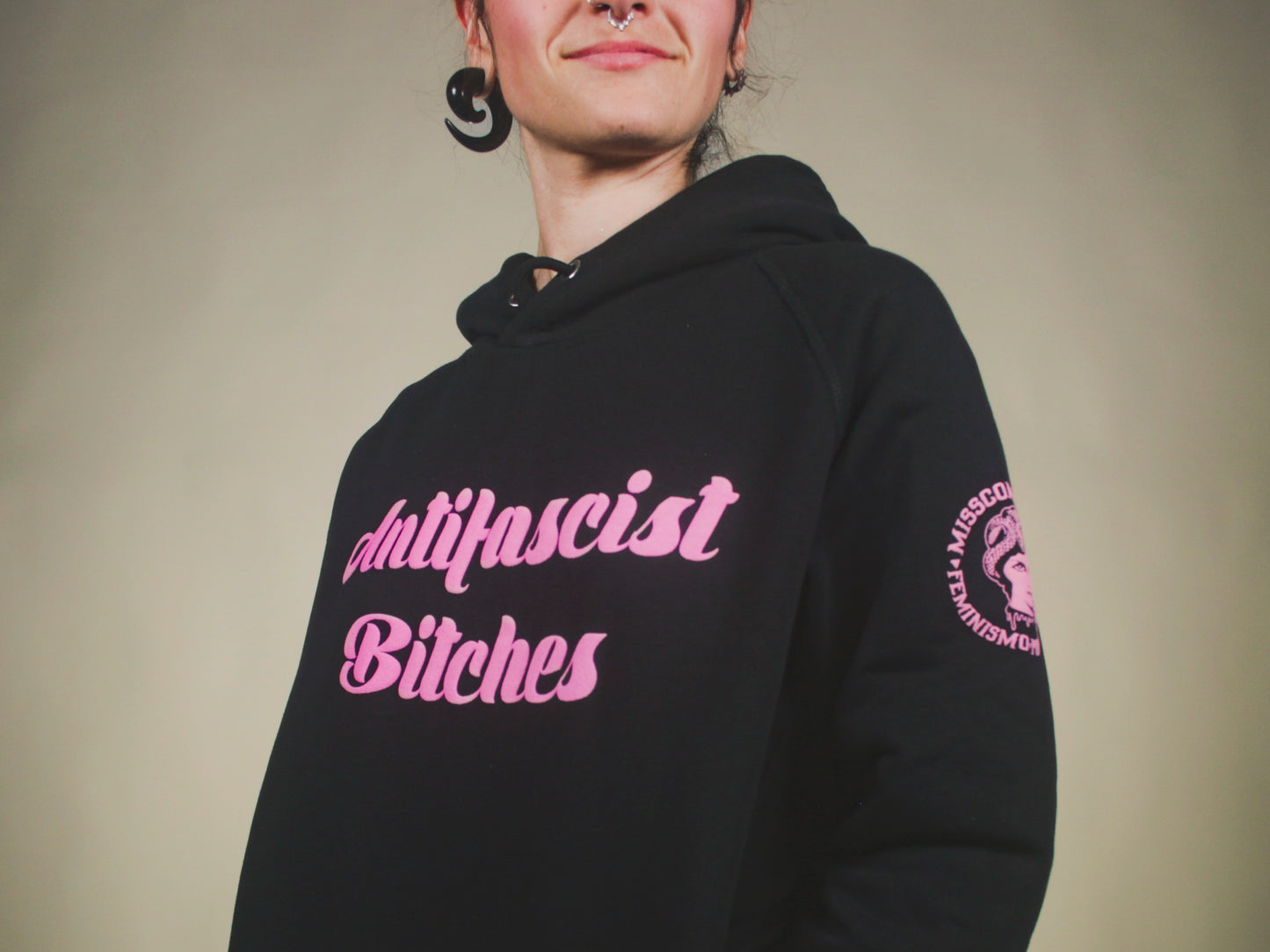 Sudaderas antifascistas negras