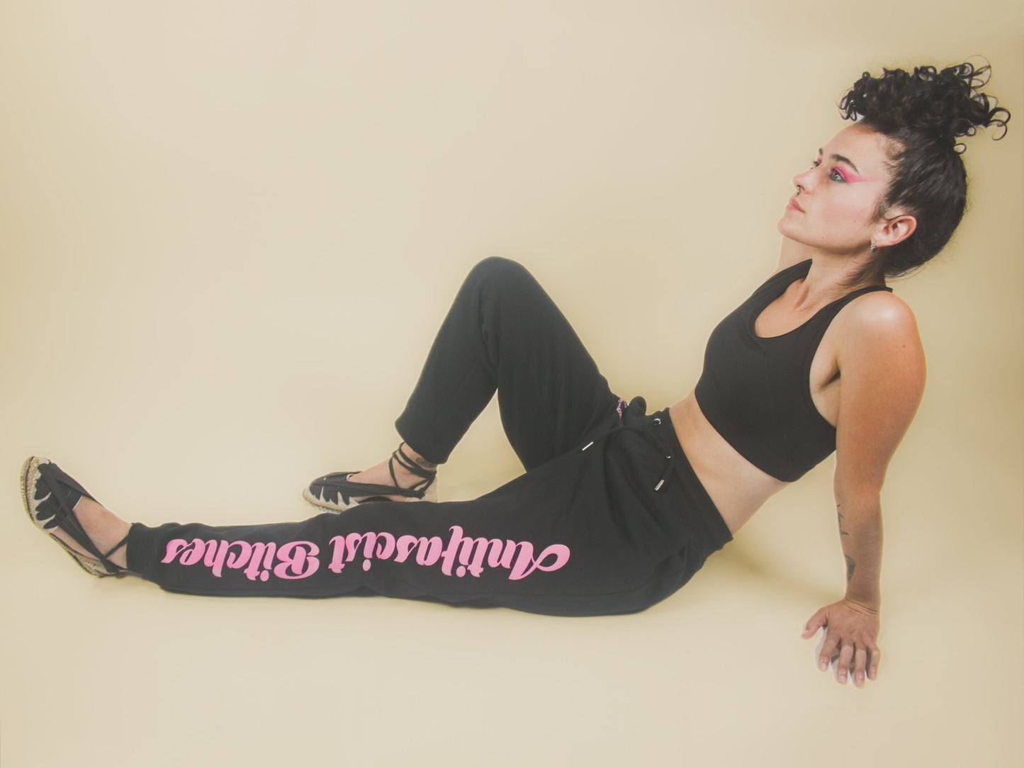 Pantalón chándal negro antifascista