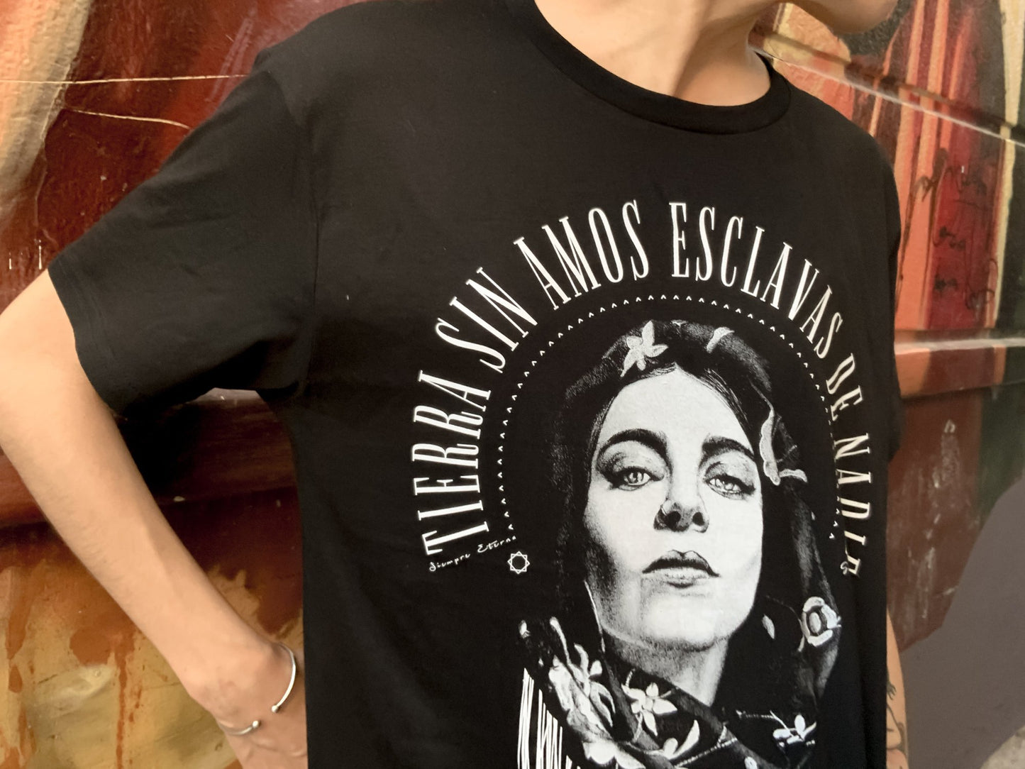 Camiseta negra gata Cattana
