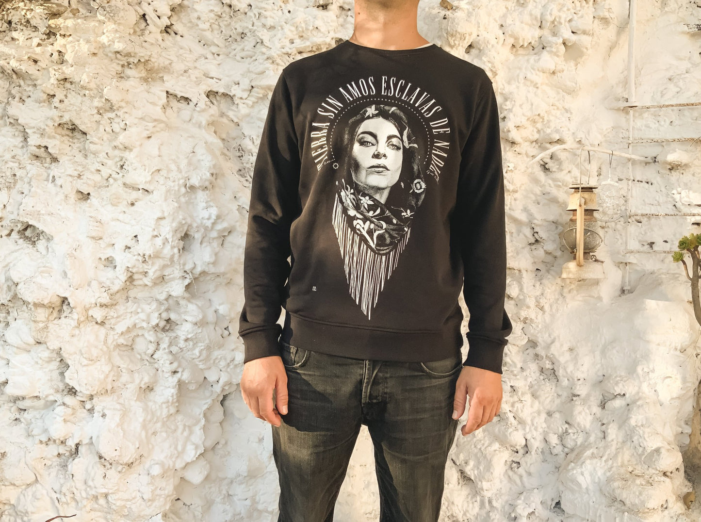 Sudadera negra algodón orgánico unisex gata Cattana