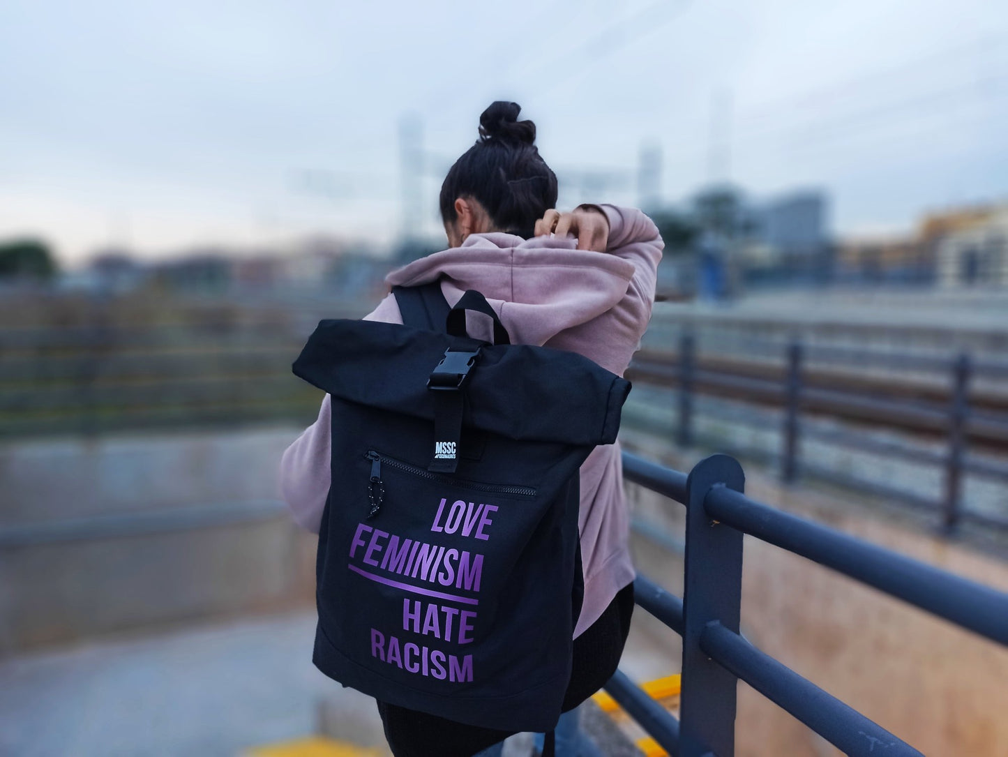 Mochila negra ecológica feminista
