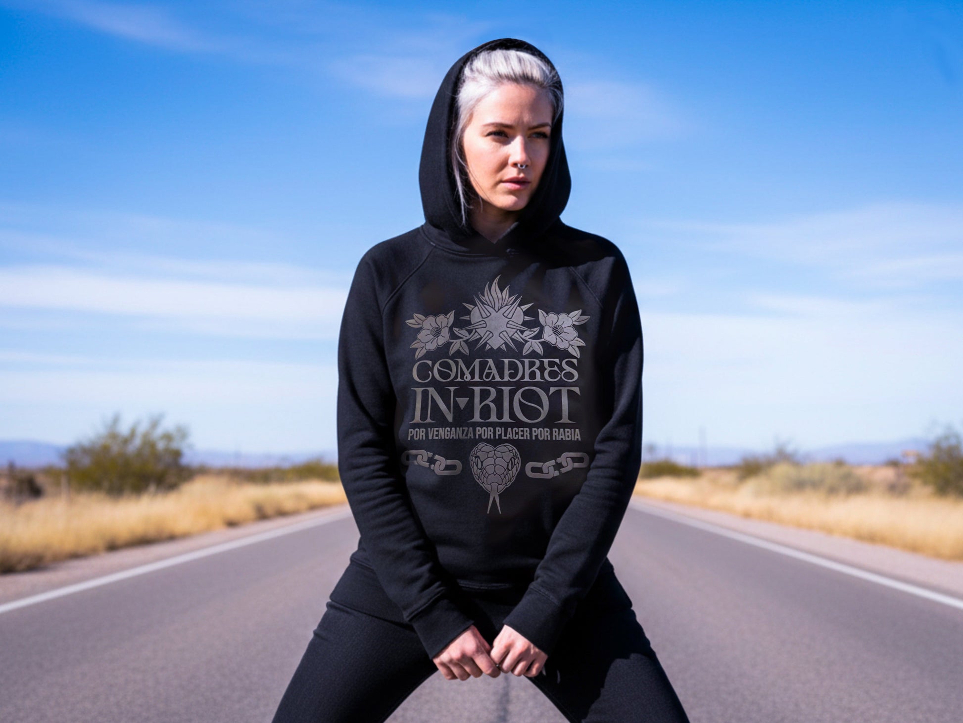 Sudadera negra unisex Ecologia y ética de comercio justo y mensaje feminista y LGTBIAQ+ de marca MissComadres