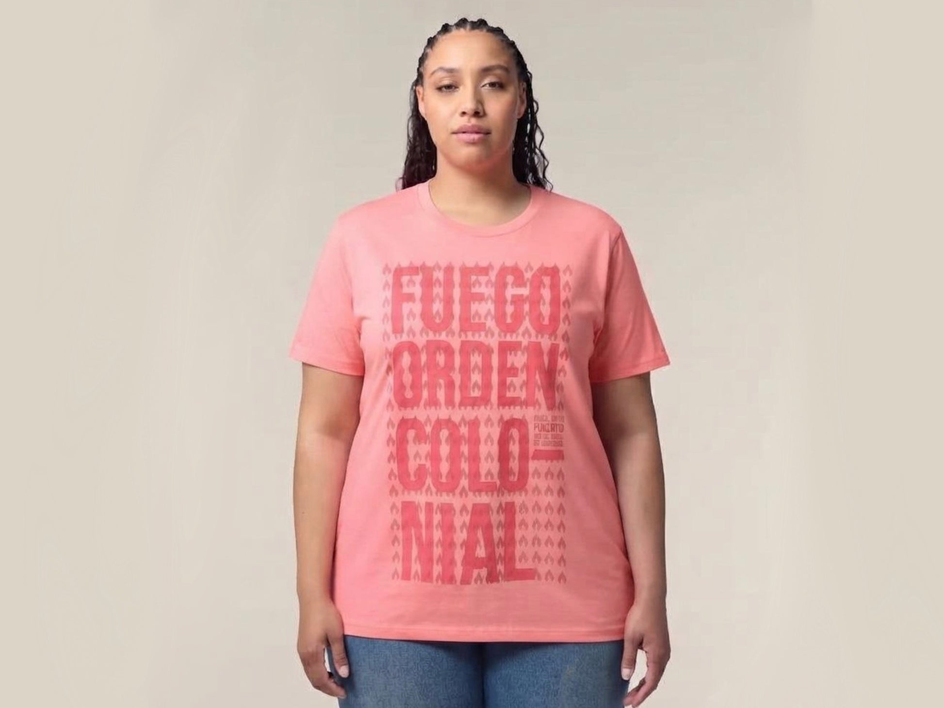 Camiseta unisex con mensaje decolonial de algodón orgánico y certificado fairwear de comercio justo Faiirtrade