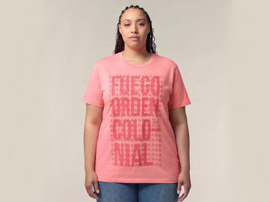 Camiseta unisex con mensaje decolonial de algodón orgánico y certificado fairwear de comercio justo Faiirtrade