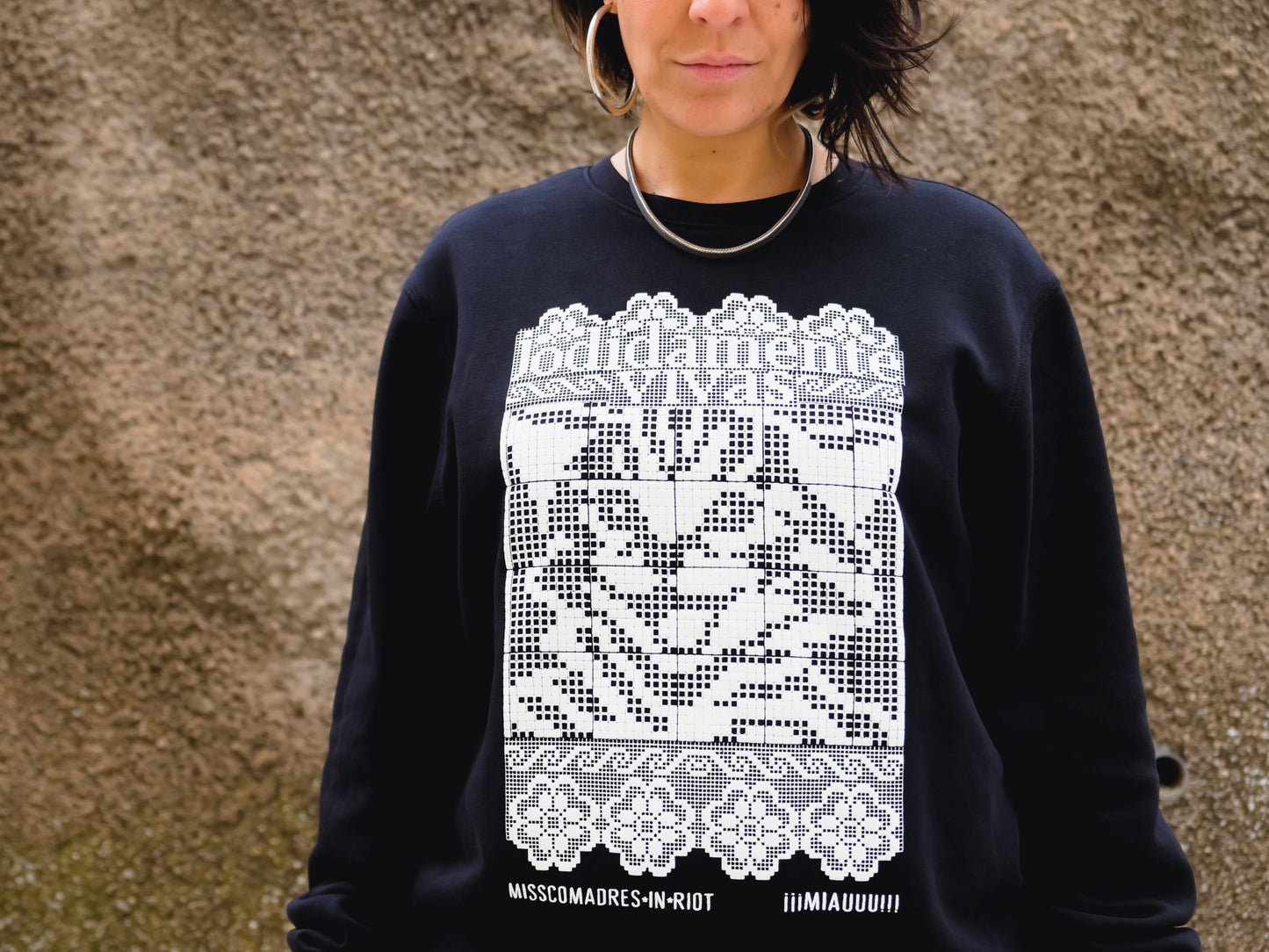 Sudadera unisex sin capucha serigrafía imitación ganchillo, ilustración gato, gato divertido, feminista contra la violencia machista de MissComadres 
