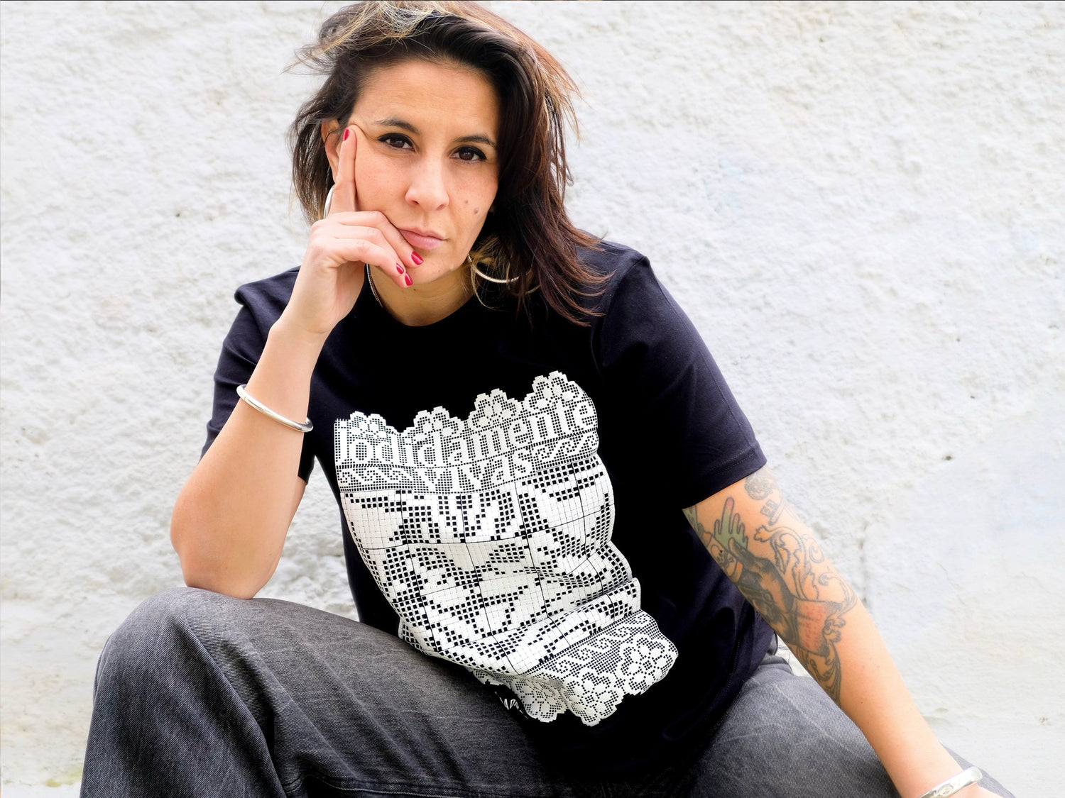 Camiseta contra la violencia machista , camiseta feminista de MissComadres, camiseta negra unisex de algodón orgánico y comercio justo, camiseta de ganchillo , gato riendo