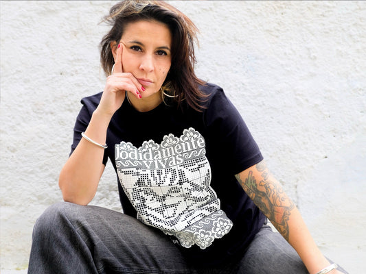 Camiseta contra la violencia machista , camiseta feminista de MissComadres, camiseta negra unisex de algodón orgánico y comercio justo, camiseta de ganchillo , gato riendo