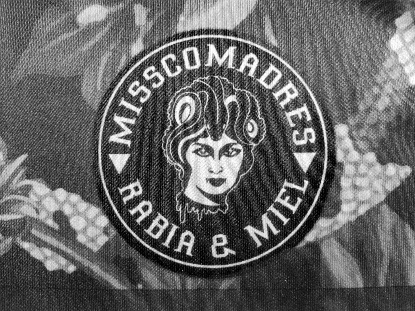 Camiseta futbol unisex feminista antifascita de Misscomadres, comadres in riot, serpientes, fresas y belladonna