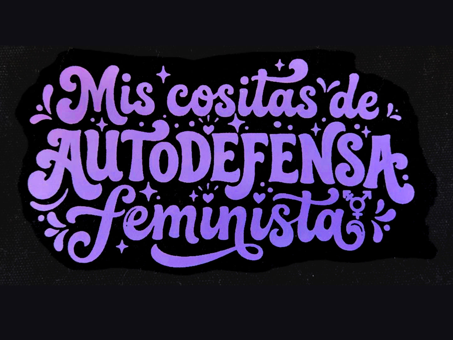 Estuche negro con tipografía violeta de algodón orgánico comercio justo