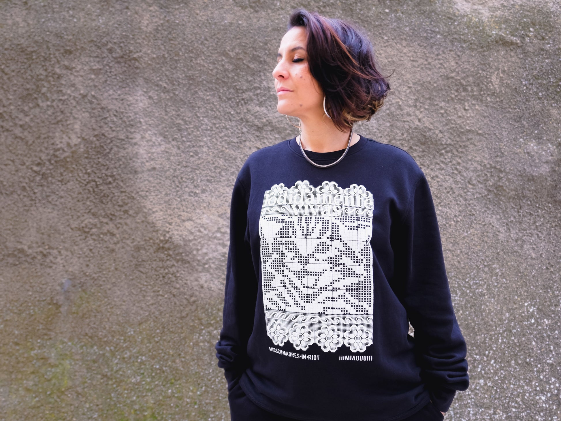 Sudadera negra unisex sin capucha con mensaje feminista contra la violencia machista, algodón orgánico comercio justo fair trade de MissComadres 