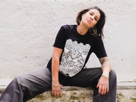 Camiseta feminista contra la violencia de genero, algodón orgánico, comercio justo, certificado fair Wear, color negro, patrón ganchillo blanco, gato sonriente 