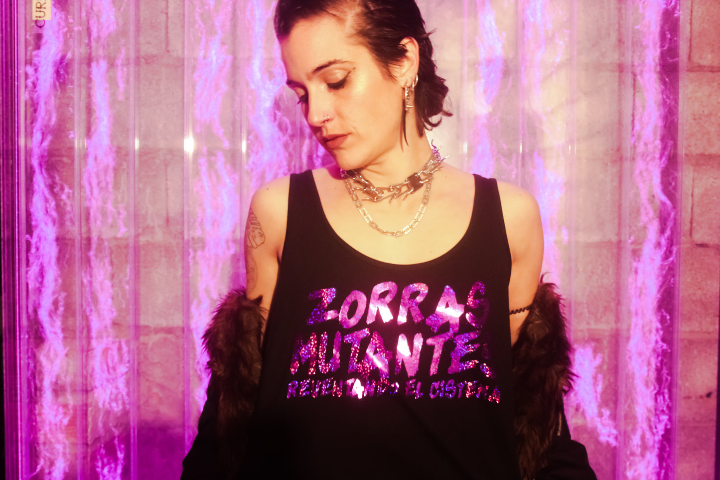 Camiseta tirantes negra ecológica ropa feminista algodón orgánico comercio justo donnaharaway vnsmatrix cyborg
