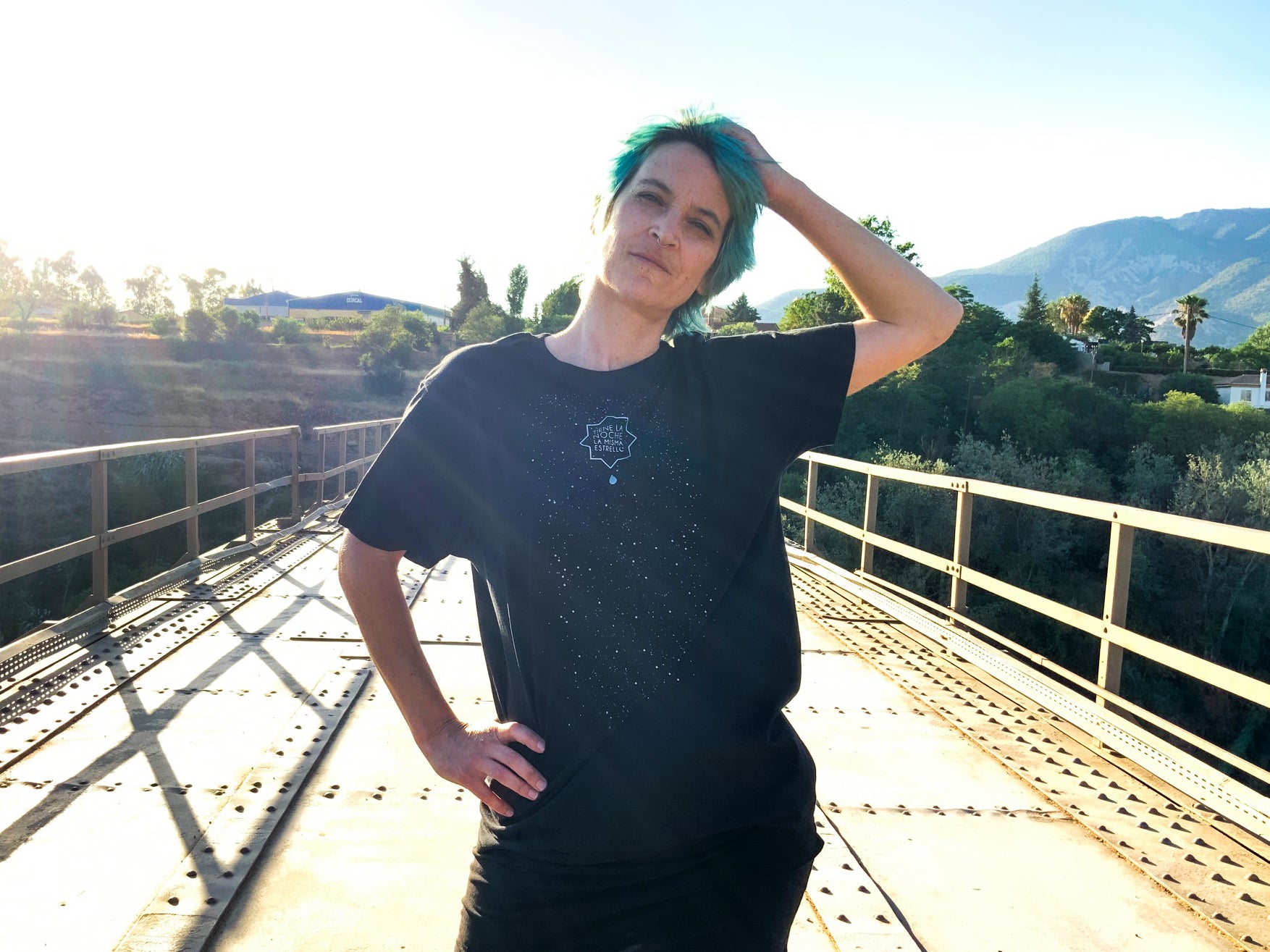 Camiseta negra antifascista 